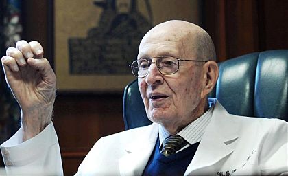 Най-възрастният практикуващ лекар е на 100 години